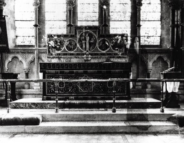 Năm 1960, mục sư K.F. Lord chụp một bức ảnh trong nhà thờ của mình tại Newby, North Yorkshire. Sau khi bức ảnh được rửa ra, có một chiếc bóng của nhân vật lạ lùng với khăn trùm đầu xuất hiện mờ bên phải của bàn thờ.